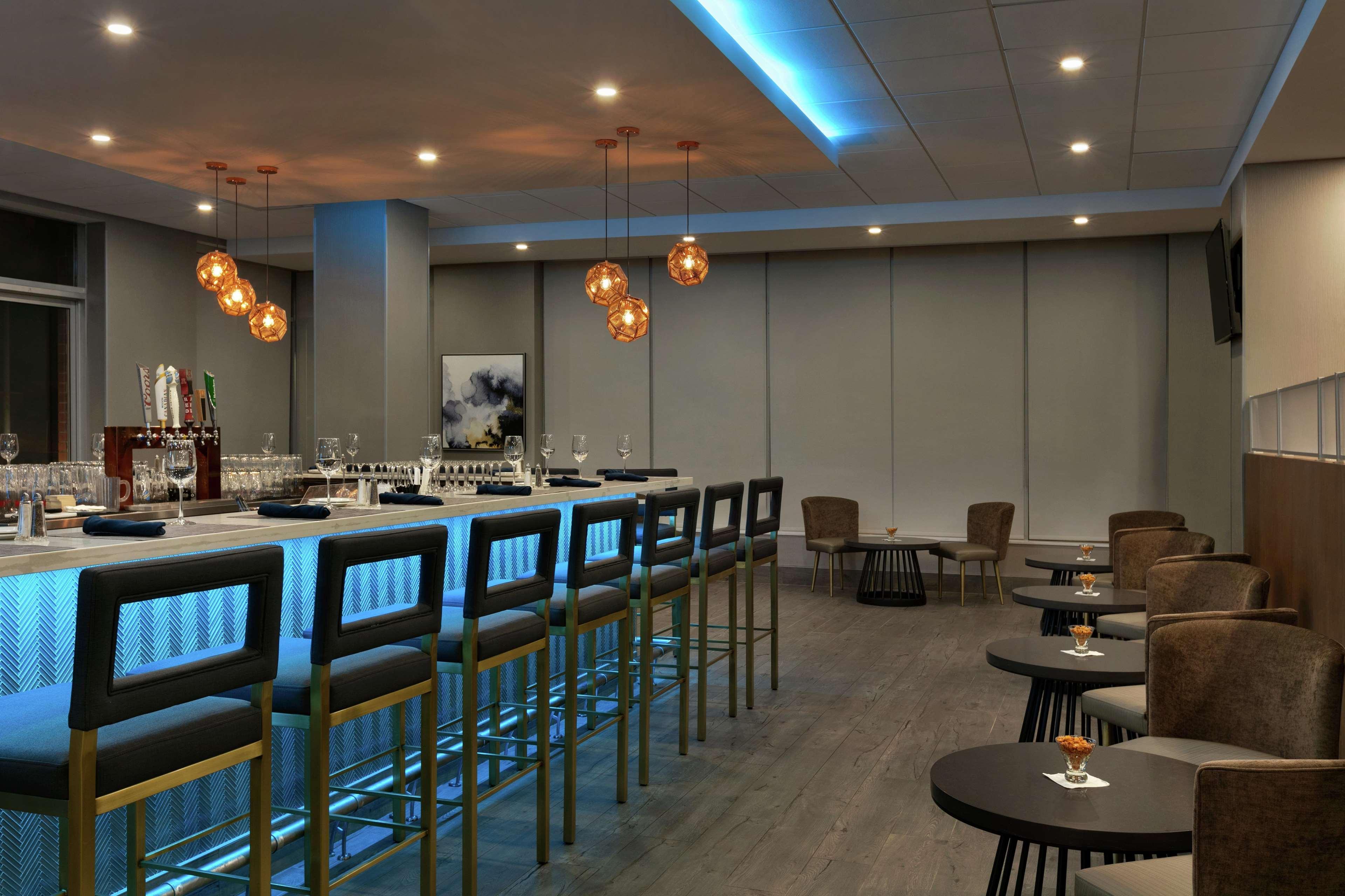 Embassy Suites By Hilton Montreal Airport Pointe-Claire Exterior foto