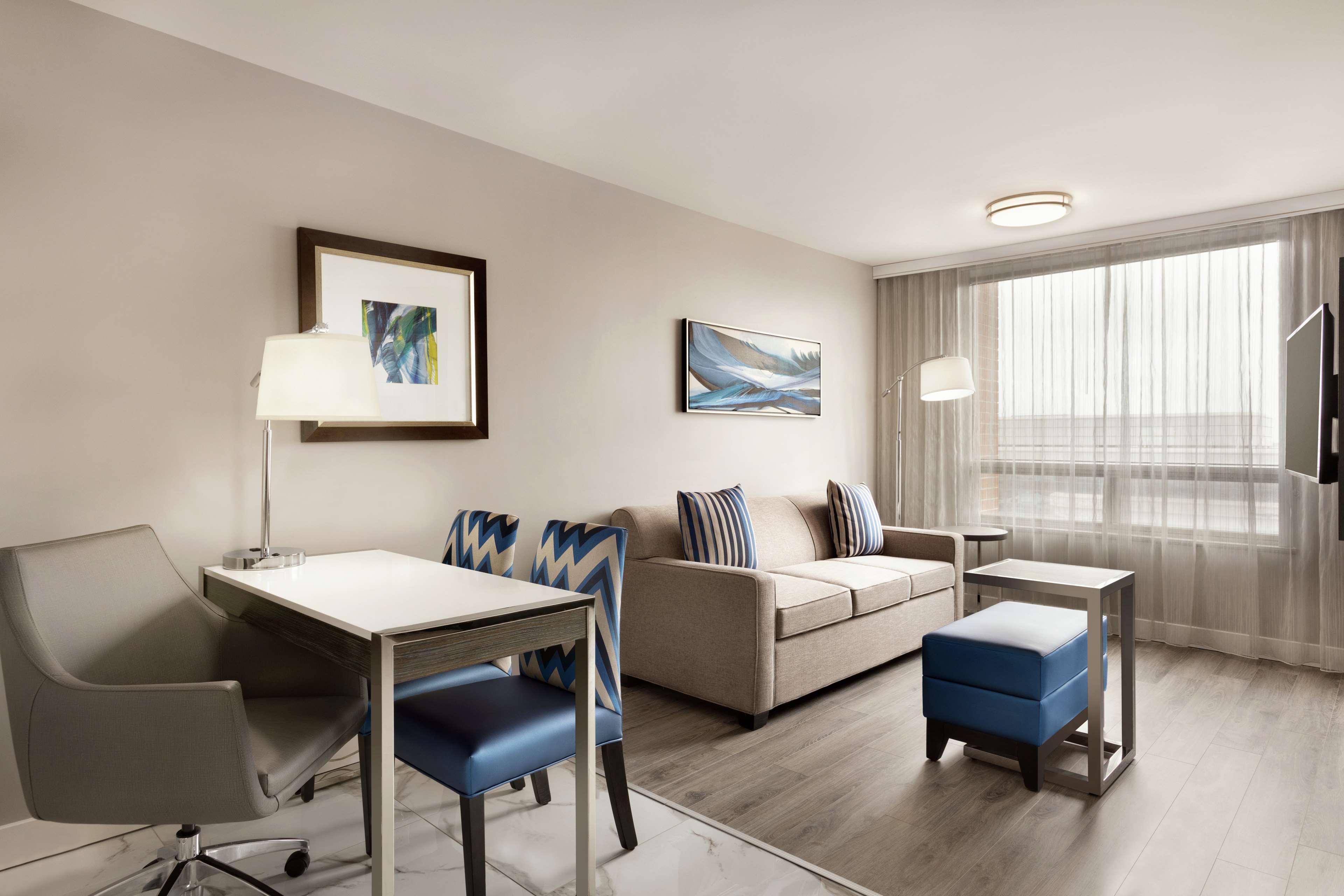 Embassy Suites By Hilton Montreal Airport Pointe-Claire Exterior foto