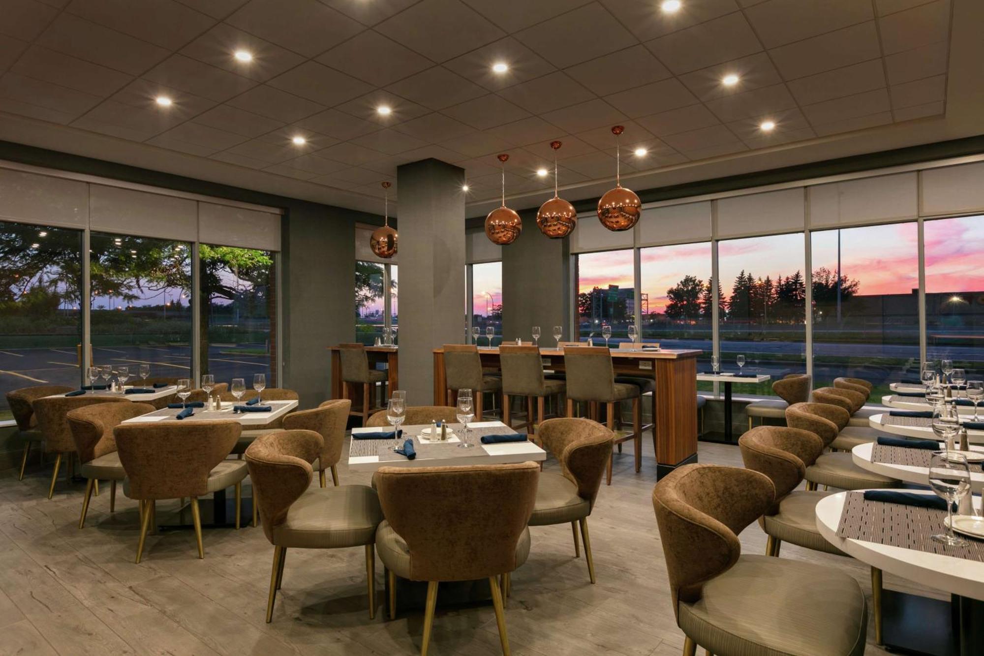 Embassy Suites By Hilton Montreal Airport Pointe-Claire Exterior foto